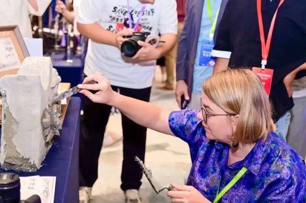 股票配资门户导航查询 青年早新闻 | 照片引发猜测，特朗普被确诊这种疾病